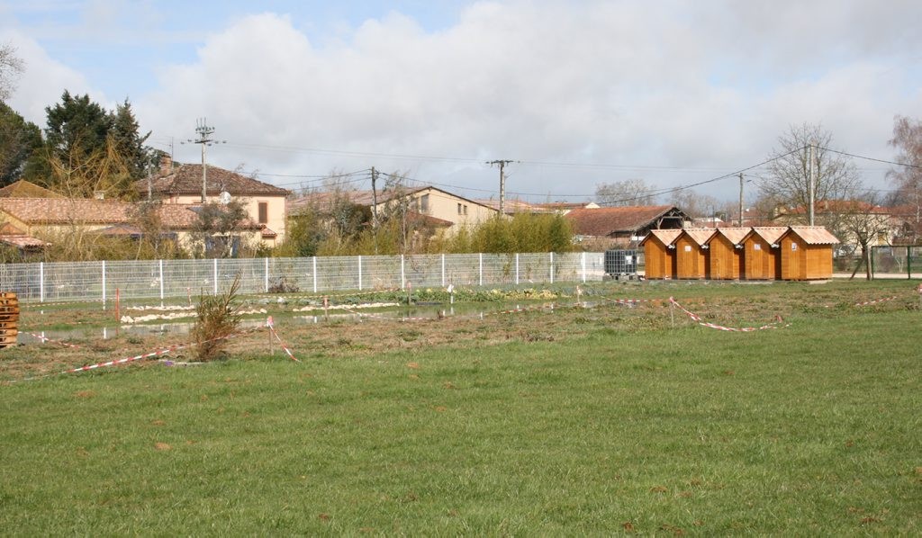 Dix jardins familiaux bio de 100 m 2 ont été aménagés par le centre communal d'action sociale de L'Isle-en-Dodon./Photo DDm, Y.CS