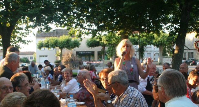  Le pré commun était en fête pour accueillir la centaine de convives venue partager le repas champêtre proposé par O.L.A./Photo DDM, Y.CS