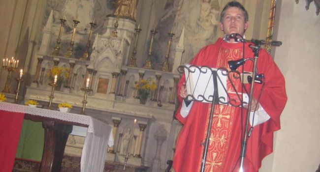 Dès son installation, l'abbé Damien Verley a adressé de vifs remerciements à l'assemblée réunie très nombreuse en l'église Saint-Adrien./Photo DDM