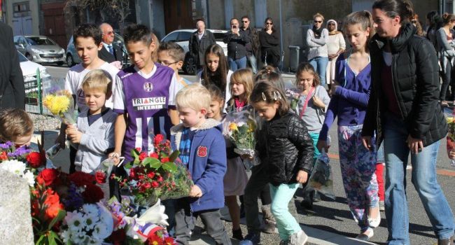 Les écoliers ont participé et ont déposé de petits bouquets de fleurs au pied du monument aux morts. / Photo DDM