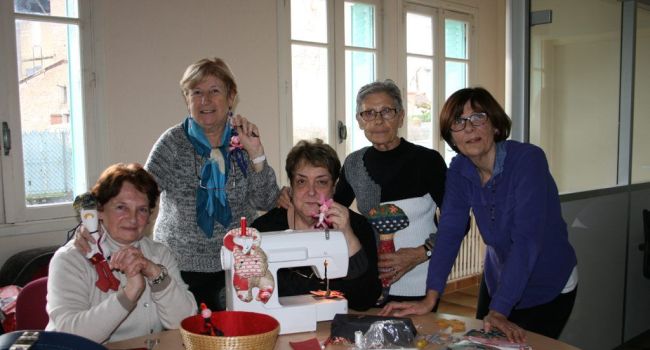 Rose, Colette, Louisette, Christine et Marie-Jo se retrouvent chaque lundi après-midi de 14 heures à 17 heures dans les locaux du CCAS avec un plaisir évident./Photo DDM, Y.C-S