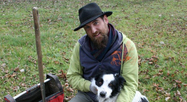 Accompagné de son fidèle associé, Moofy, un border-collie expérimenté et attachant, Éric Lafon chasse les taupes à l'ancienne./Photo Y.ChS