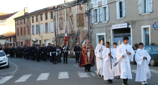 Après la messe, la procession s'est dirigée vers le monument aux morts en présence de nombreux sapeurs pompiers.