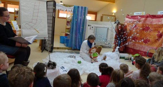 Bénédicte a lu un conte de saison sur l'hiver et Agnès l'a animé en faisant évoluer ses belles marionnettes dans ce décor blanc, pour le plus grand plaisir des nombreux enfants présents./Photo DDM