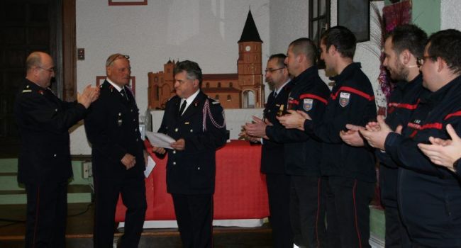 À l'occasion de la Sainte-Barbe, le commandant Jean-Louis Couzi a annoncé les nominations parmi les sapeurs pompiers L'Islois et a adressé des remerciements appuyés au lieutenant Philippe Dechambenoy./Photo DDM, Y.C-S