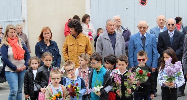 Les enfants ont pris part à la cérémonie et ont déposé de petits bouquets de fleurs./Photo DDM, Y.C-S