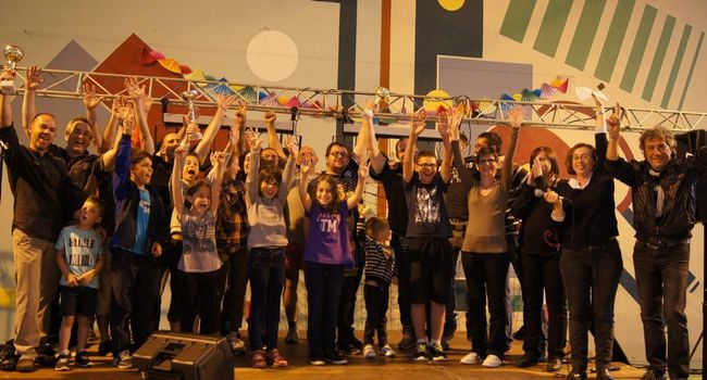 Manu Mambo, chanteur de variétés Toulousain et parrain de cette manifestation, a fait don de sa générosité lors du repas concert donné en soirée pour les enfants malades de l'association «Neuf de Cœur»./PhotoDDM