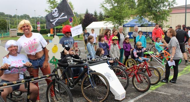 Fous rires et bonne humeur sur la ligne de départ de la course en faveur de « 9 de cœur » / Photo Y.C-S