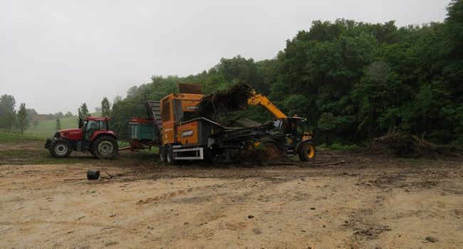 Le broyeur de déchets verts du SIVOM a passé quatre jours à la décharge de L'Isle-en-Dodon./Photo DDM