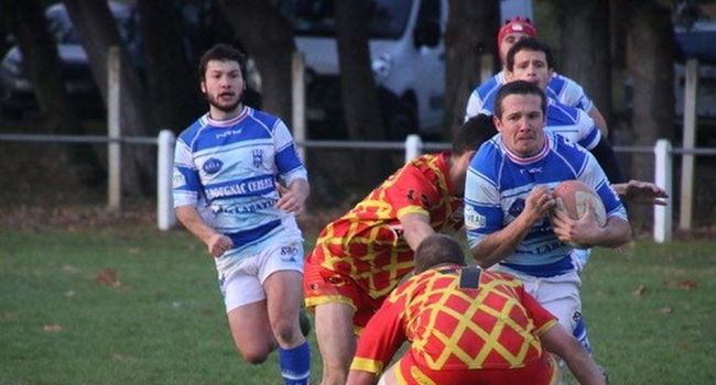 Les attaquants l'Islois ont eu du mal face à la défense de Lézat, qui a cédé en fin de match./ Photo DDM, Catherine Magnoac.