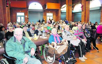 Les aînés étaient nombreux sous la halle pour partager ce goûter de Noël./Photo Y.C-S