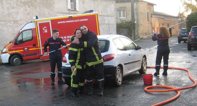 Les sapeurs pompiers L'Islois ont lavé quarante-cinq voitures samedi lors de l'édition du Téléthon 2016./Photo DDM