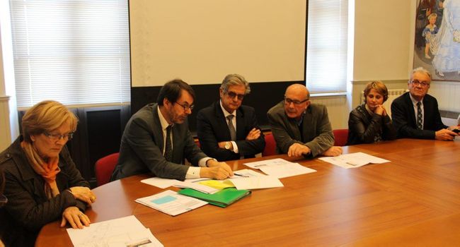 Aux côtés de Georges Méric, Bertrand Looses directeur général des services, a montré les plans du projet aux élus./Photo DDM, Y.C-S.