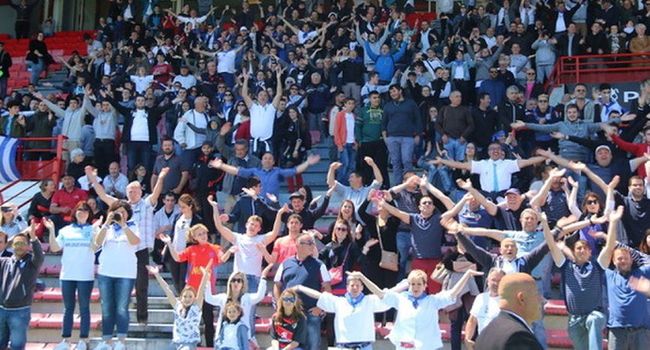 Le peuple l'Islois a fait un beau clapping pour célébrer la victoire des siens./ Photo DDM, Catherine Magnoac.