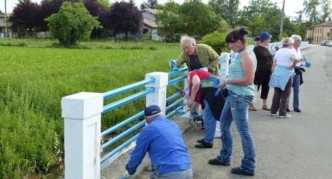 Trente-cinq bénévoles ont rénové la rambarde le long du canal face au cimetière./Photo DDM